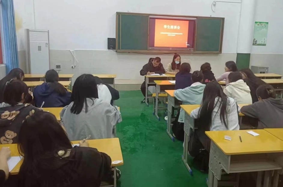 江西新余康展高级技工学校幼会学院召开学生代表座谈会