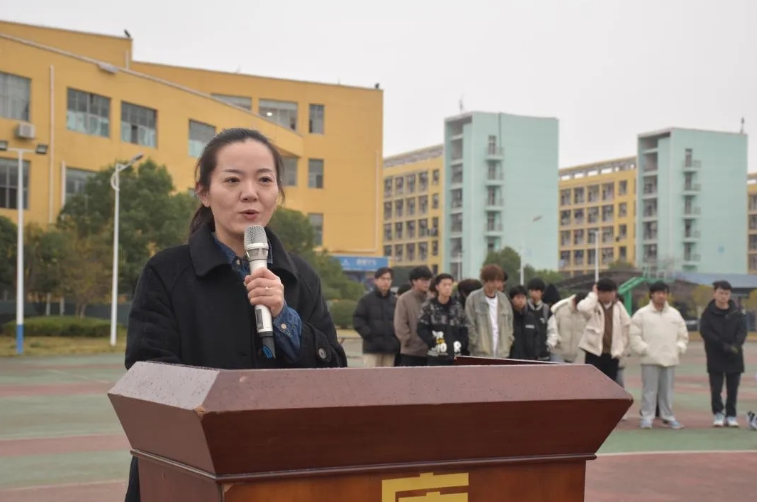 江西新余康展高级技工学校举行“山河已无恙，吾辈当自强”主题升旗仪式